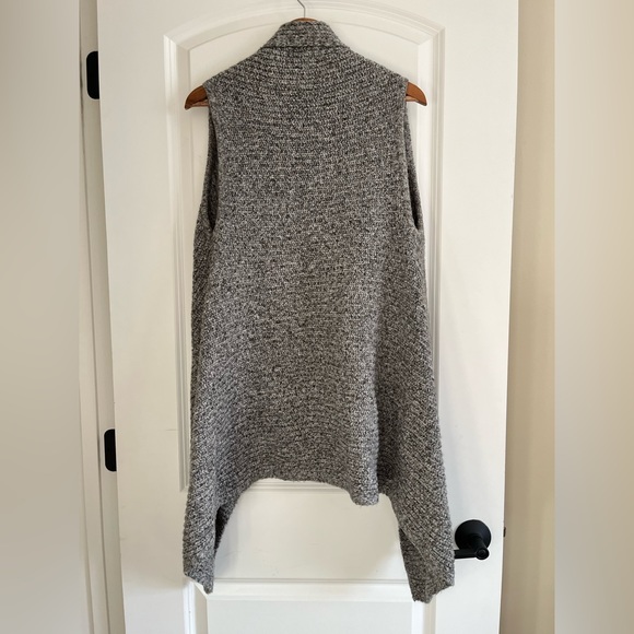 Old Navy Grey Knit Flowy Vest Sz S - Picture 2 of 5